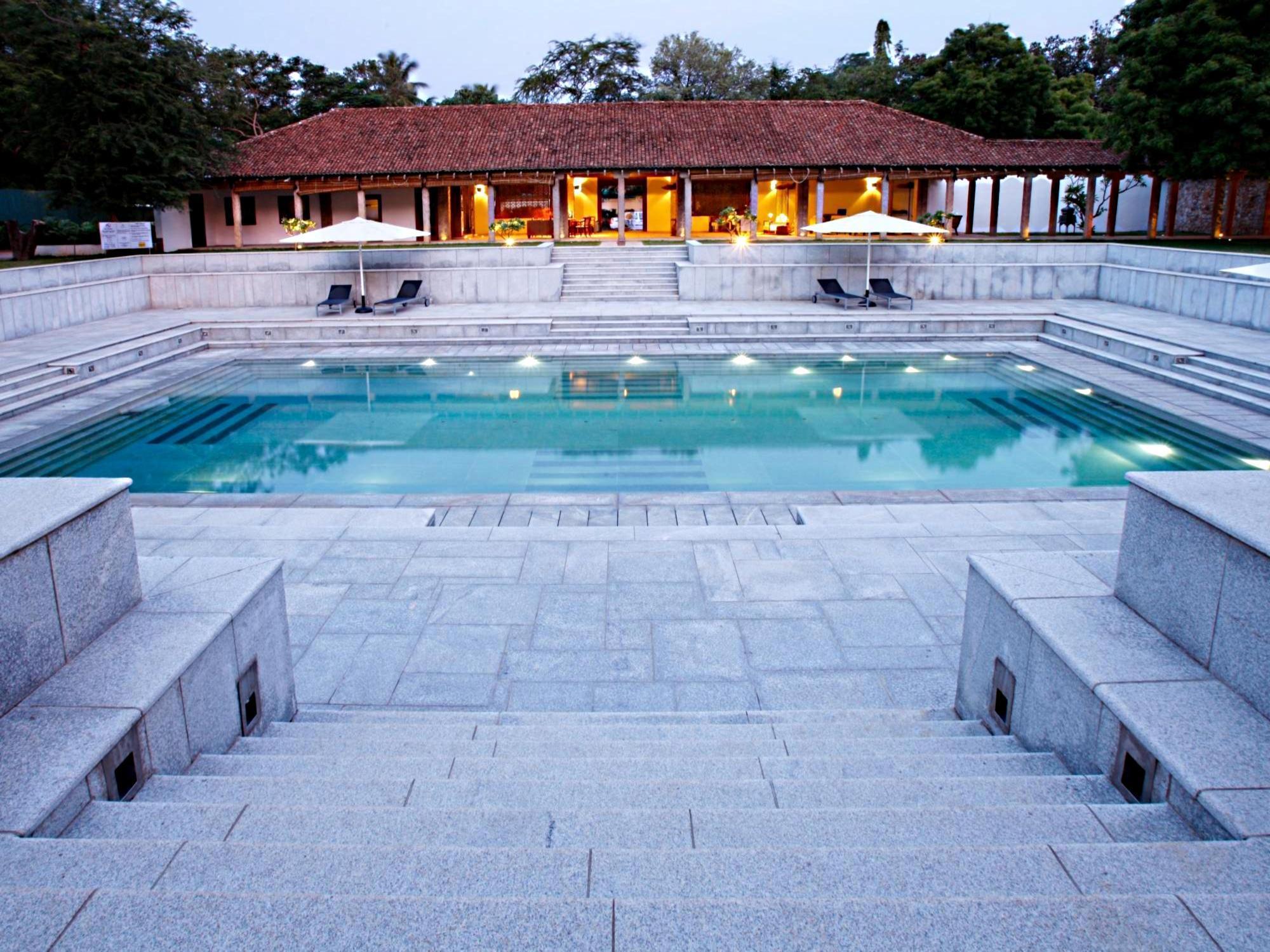 Heritage Madurai Eksteriør billede The swimming pool at the resort