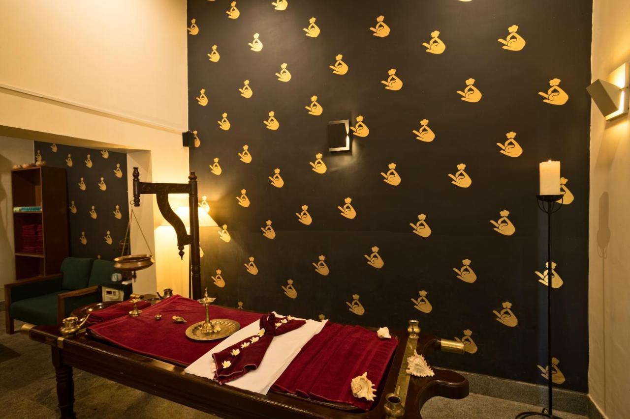 Heritage Madurai Eksteriør billede Ayurvedic massage table